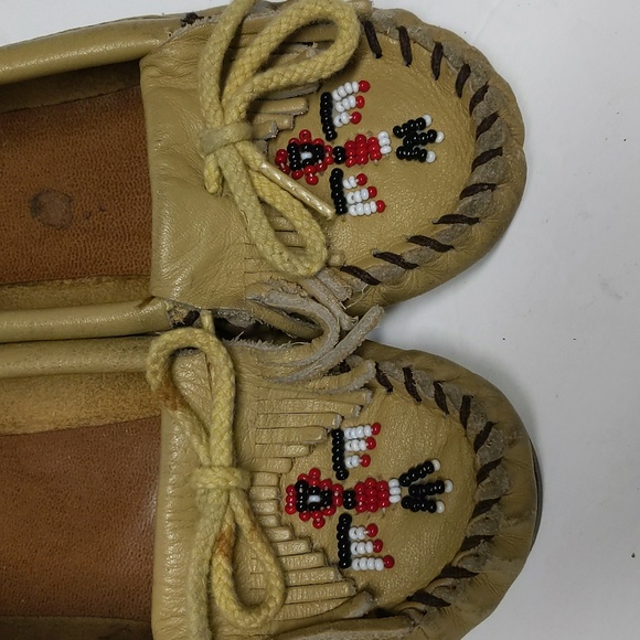 Minnetonka Kids Leather And Beaded Moccasins - Picture 2 of 8